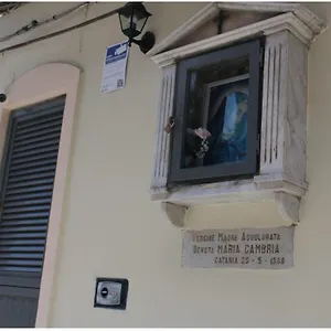 https://la-casetta-al-centro.taorminaitalyhotels.com