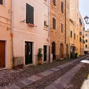https://grand-suite-gioberti.hotelsalgherosardinia.com